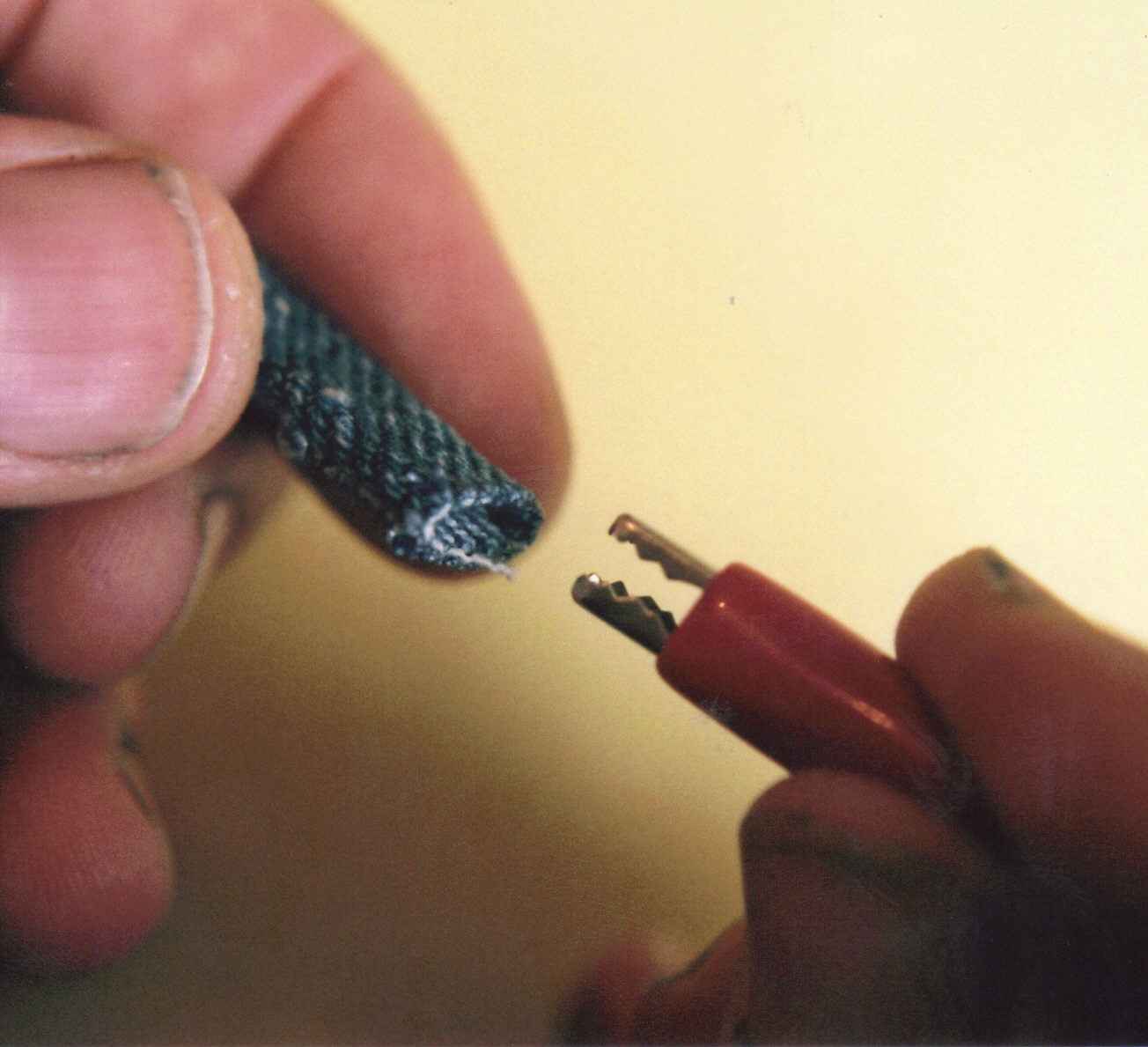 picture of electrode attaching to alligator clip